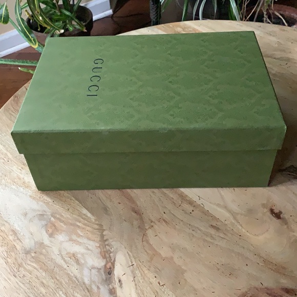 GUCCI Gift/Shoe Box w/Silk paper - Medium - Picture 5 of 7